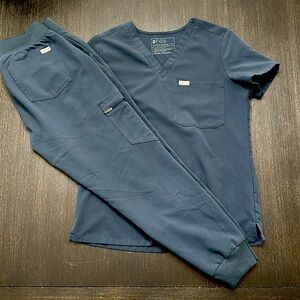 Figs scrub top XS Figs scrub bottom joggers S/P Color Dark Harbor